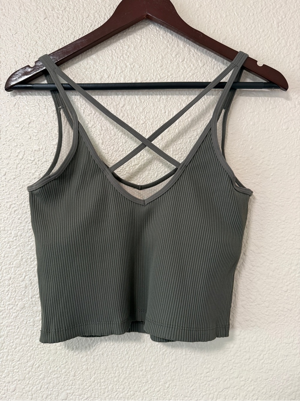 NWOT Vuori Rib Crop Tank Summer Crossback Strappy Athleisure Training M Green - Picture 5 of 6
